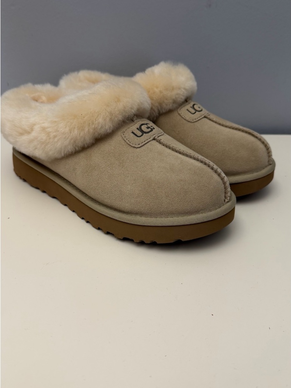 UGG Sand Shearling Clog Slippers Size 9 Womens - Picture 2 of 12